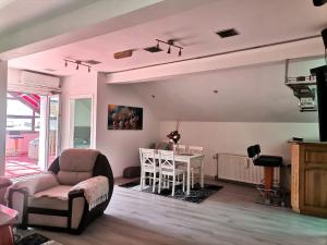 a living room with a couch and a table at Apartman Nik-Rom 1 in Bosanska Gradiška