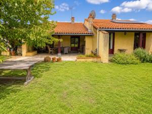 a house with a picnic table in the yard at " Parenthèse Muretaine " Terrasse - Piscine - Wifi in Muret