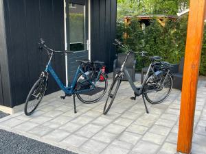 two bikes parked in front of a house at B&B de Bosrand in Emmen