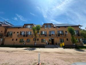 a large building with a courtyard in front of it at Complex Turistic Perla Venusului in Venus