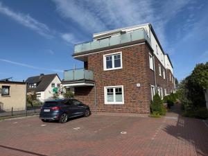 a car parked in front of a brick building at Blanke Liebe Whg 2 in Grömitz