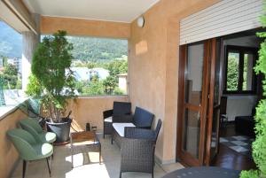 a balcony with chairs and a couch and a table at Appartamenti Vacanza Tra Venezia e le Dolomiti in Vittorio Veneto