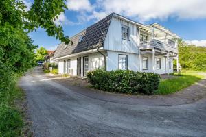 a white house with a gambrel roof at Feriendomizil Putbus - Nr. 3c in Putbus