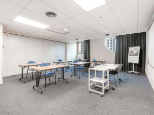a classroom with tables and chairs in a room at Ibis Styles Toulouse Centre Canal du Midi in Toulouse