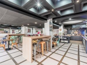 a restaurant with tables and chairs in a room at Ibis Styles Toulouse Centre Canal du Midi in Toulouse