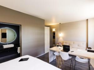 ein Zimmer mit einem Schreibtisch und einem Laptop darauf in der Unterkunft Ibis Torreon in Torreón