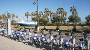 バレンシアにあるPatri Apartmentの浜辺に駐輪した自転車列