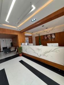 a lobby with a reception desk with a map on the wall at Grand Seasons Serviced Apartments dammam جراند سيزون للشقق المخدومة الدمام in Dammam
