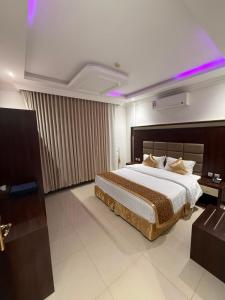 a bedroom with a large bed in a room at Grand Seasons Serviced Apartments dammam جراند سيزون للشقق المخدومة الدمام in Dammam +75 photos