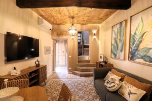 a living room with a couch and a tv at Colosseo Garden Lodge in Rome