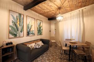 a living room with a couch and a table at Colosseo Garden Lodge in Rome