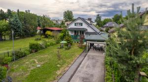 an aerial view of a house with a yard at Dom przy plaży in Giewartów