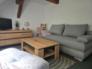 a living room with a couch and a coffee table at Speck 5 klein in Kargow
