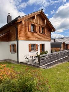 a house with a picnic table in front of it at Chaletdorf-Fanningberg in Weisspriach
