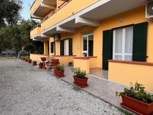a row of plants inront of a building at Residence Il Pantheon - Fuscaldoapartment in Marina di Fuscaldo