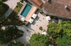 an overhead view of a swimming pool in a house at GITE FOUR A PAIN 4 pers in Bon-Encontre