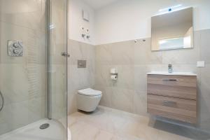 a bathroom with a shower and a toilet and a sink at Feriendomizil Putbus - Nr. 3c in Putbus +135 photos