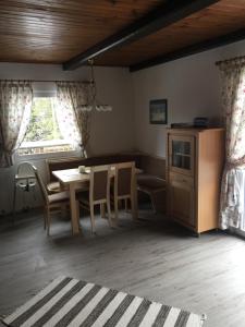 jadalnia ze stołem i krzesłami oraz oknem w obiekcie Haus Serena oben w mieście Sonnenalpe Nassfeld