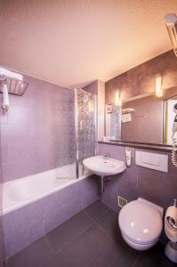 a bathroom with a sink, toilet and bathtub at ibis styles Brive Ouest in Brive-la-Gaillarde