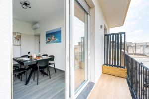 a balcony with a table and a dining room at Piazza Pertini Rooms in Melendugno