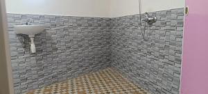 a bathroom with a sink and a shower at Hostel Tetebatu Terrace in Tetebatu