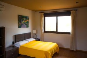 A bed or beds in a room at Hotel Bon Lloc