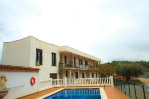 Piscina a Hotel Bon Lloc o a prop