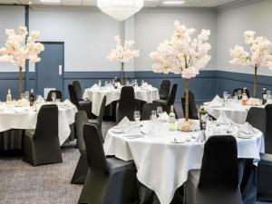 a conference room with tables and chairs andidiumidiumidiumidiumidium at The Harlow Hotel By AccorHotels in Harlow