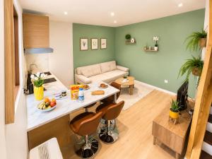 a living room with a table and a couch at " Petit Nid Muretain " Arrivée autonome - Wifi in Muret