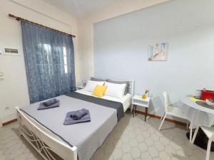 a hotel room with a bed and a table and a bed at Angela Studio in Ipsos