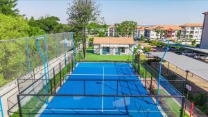una vista aérea de una cancha de tenis en Comfy 1 Bed 1 Bath En-Suite, en Chartwell