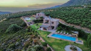 Luftaufnahme eines Hauses mit Swimmingpool in der Unterkunft Villa Kore Elafonissi in Ãyios FÃ³tios