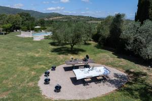 an overhead view of a picnic table in a field at Zuccherini in Buriano