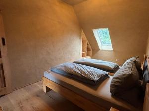 two beds in a small room with a window at Brühlbach-Blick in Morbach
