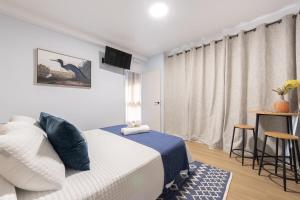 a bedroom with a bed and a window at Emarooms Boutique Laredo in Laredo