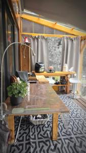 an office with a wooden table and a desk at Tiny House mit Fernblick in Verditz