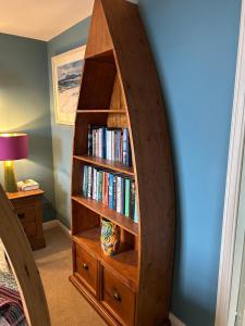 a book shelf filled with books in a room at Planners House in Saint Monance +19 photos