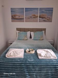 a bed with two pillows and a bowl on it at Divine Duplex Próximo ao Oficina 23 Kite Surf in Caucaia +21 photos