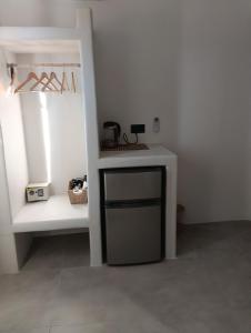a room with a white counter and a shelf at Four season in Ios Chora