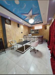 a room with a ping pong table and chairs at Hôtel Agbégbé in Abomey