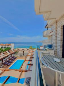 a view of the pool at a resort at Hotel Sole in Sarandë