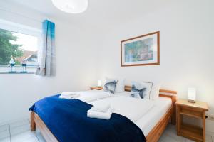 a bedroom with a bed and a large window at Ort Lemkenhafen Sundbrise in Fehmarn