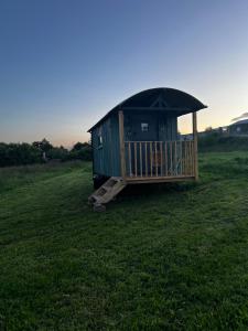 a small green hut in a field of grass at Shepherds Rest by the Wye in Fawley Station