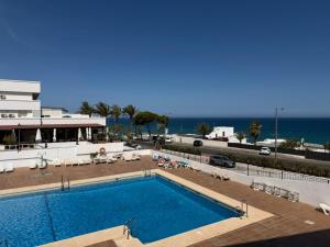 a swimming pool with the ocean in the background at Espejo del mar in Mojácar