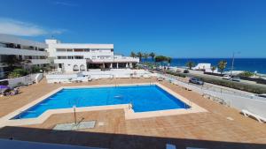 a large swimming pool in front of a building at Espejo del mar in Mojácar