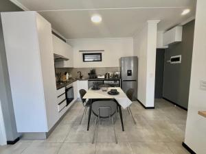 una cocina y un comedor con mesa y sillas en Comfy 1 Bed 1 Bath En-Suite, en Chartwell