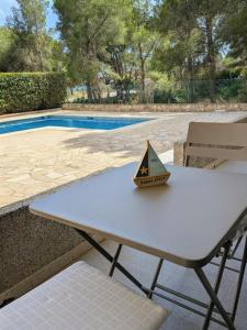 a table with a boat on it next to a pool at Gaviotas piscina comunitaria in Calafat