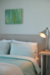 a bedroom with a bed with a lamp on a table at Premium 3BR CBD Apt Prime Location in Melbourne +37 photos