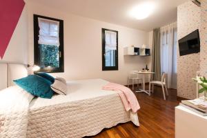 ミラノにあるSuite Home Milano Fieraのベッドルーム1室(ベッド1台、テーブル付)