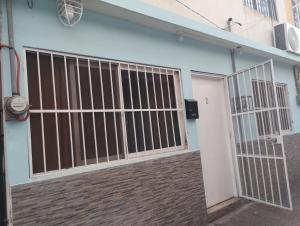 a building with a gate on the side of it at Casa céntrica amplia en Veracruz in Veracruz